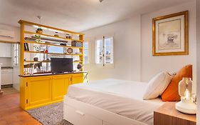Duquesa Port Studio Apartment - Bright Sunlit Terrace